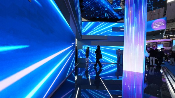 'MWC 2024' 전시장과 관람객들. (제공=MWC 2025, GSMA)