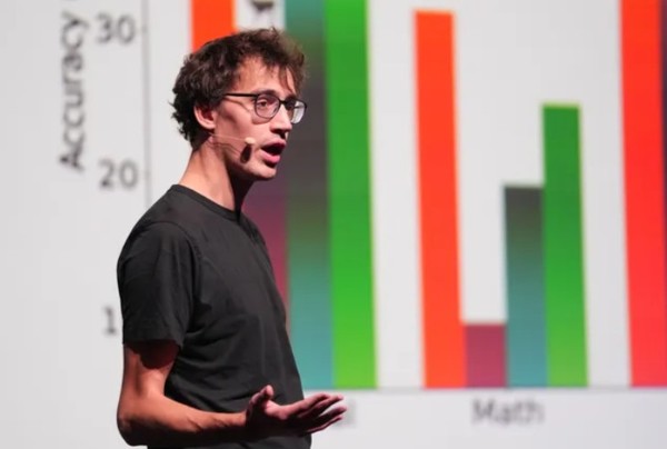 구글 딥마인드 출신인 '미스트랄AI'의 CEO 아르투르 망쉬가 기술설명회에서 자사 제품을 소개하고 있다. (사진=게티이미지)