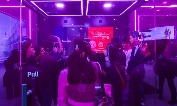 스페인 바르셀로나 ‘피라 그란 비아(Fira Gran Via)’ 제3홀 전시장에 마련된 ‘안티딥보이스’ 체험존에서 참관객들이 자신의 목소리와 AI 음성을 구분하는 체험을 진행하고 있다.(사진:LG유플러스)