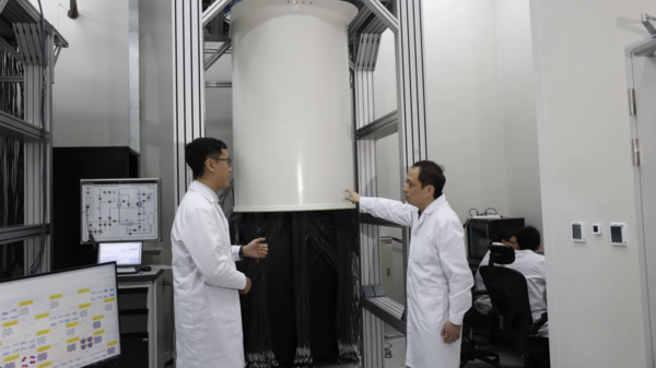 중국 양자물리학자가 한 연구실에서 학생과 토론을 하고 있다.(사진:포브스)