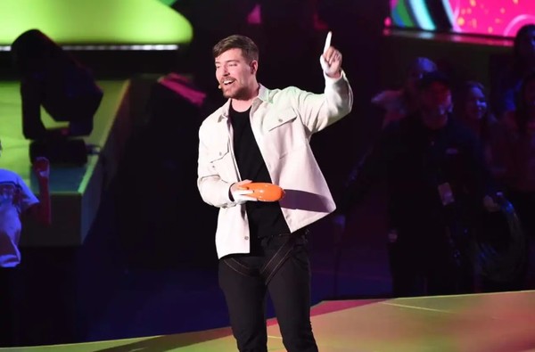 틱톡 인수를 선언한 유명 유튜버 미스터비스트.. (사진=셔터스톡)