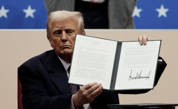 도널드 트럼프 미국 대통령이 서명된 행정명령을 들고 있다.(사진:블룸버그)