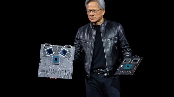 '블랙웰'을 공개하는 엔비디아 CEO 젠슨 황. 오는 18일엔 여성 천문학자 베라 루빈의 이름을 딴 차세대 GPU '루빈' 칩을 공개한다. (사진=블룸버그)