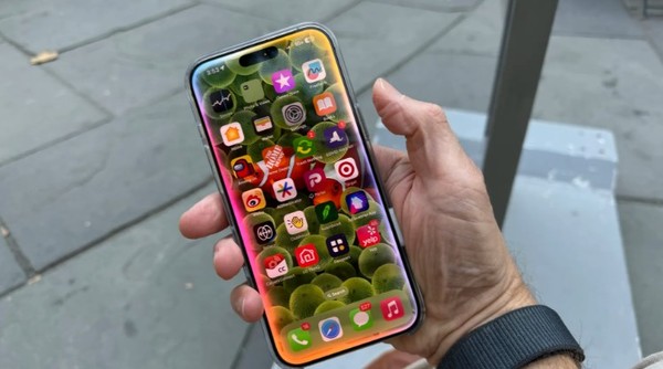 애플 인텔리전스 '시리'가 내장된 아이폰16. (사진=퓨처)