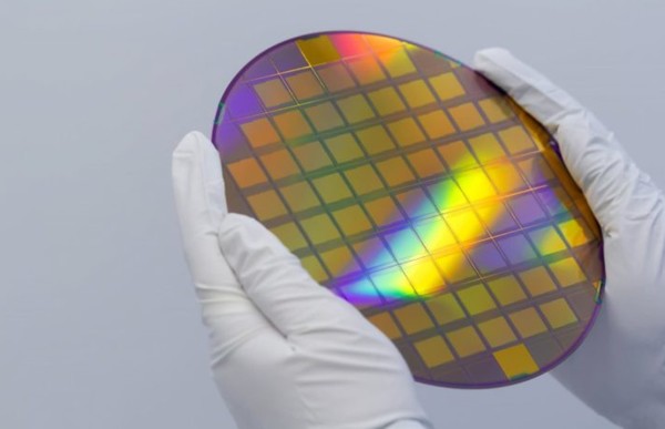 TSMC는 최근 SoIC 패키징 전환 등으로 변화를 꾀하고 있다. 사진은 이 회사의 2나노 웨이퍼. (사진=비즈니스 인사이더)