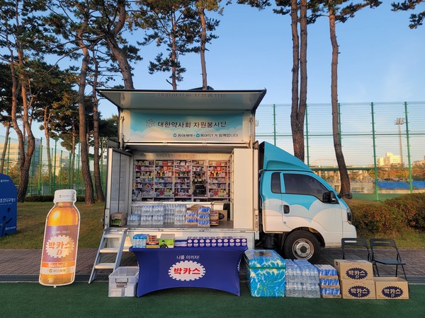 산불 피해 지역에 의약품과 박카스를 전달하는 봉사약국 트럭.(사진:동아제약)