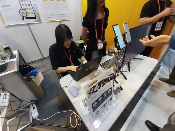 AI앱의 사전 테스트가 중요하며, 특히 그 과정에서 인간의 손길이 필수란 주문이다. 사진은 'AI엑스포코리아 2024' 참가업체로서 본문과는 직접 관련이 없음. (사진=애플경제)