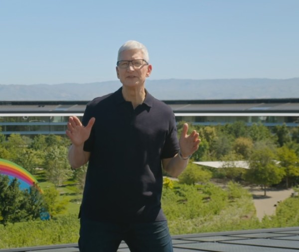 'WWDC 2024'를 진행하고 있는 애플 CEO 팀 쿡. (사진=셔터스톡)