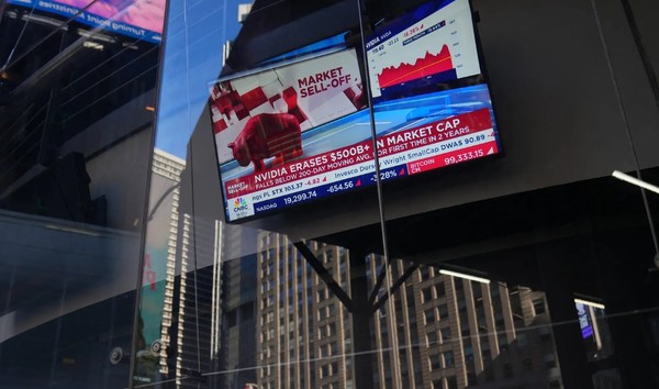 트럼프 관세 발표 직후 폭락한 엔비디아 주가 시세가 전광판에 표출되고 있다.(사진=AFP, 뉴욕타임스)