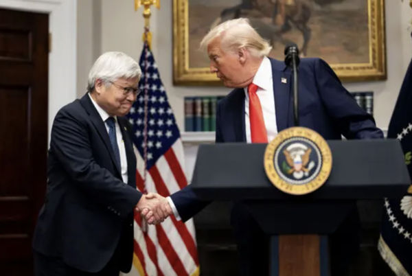 지난달 3월 TSMC 투자 발표 기자회견에서 웨이저자(C.C. Wei) TSMC 회장(왼쪽)과 도날드 트럼프 대통령(오른쪽)이 악수하고 있다.(사진:뉴욕타임스)