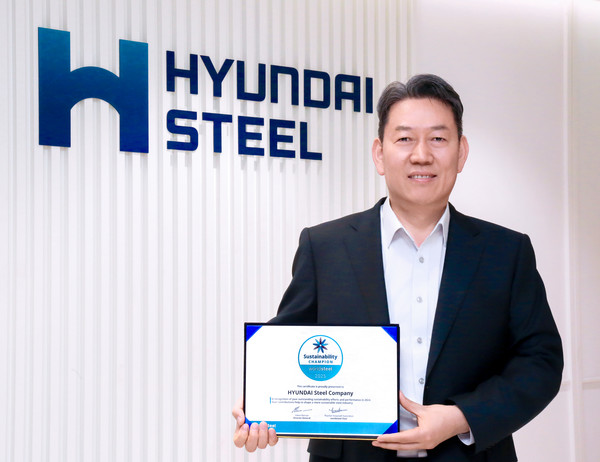 현대제철 서강현 사장이 세계철강협회로부터 수상한 '2025 WSA 지속가능성 챔피언 인증서'를 들고 있다.(사진:현대제철)