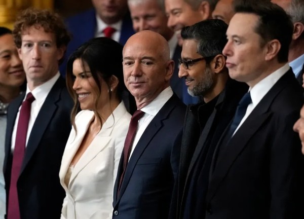 트럼프 취임 직후 백악관 행사에 초청된 일론 머스크, 순다 피차르, 베조스, 마크 저커버그 등 주요 빅테크 CEO들의 모습. (사진=뉴욕타임스)