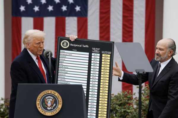 도널드 트럼프 미국 대통령이 지난 2일(현지시간) 미국 워싱턴 D.C. 백악관 장미정원에서 관세에 대한 연설을 하는 동안 하워드 루트닉 미국 상무장관 옆에서 차트를 들고 있다.(사진:로이터)