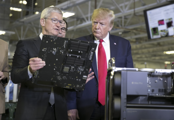 트럼프 대통령과 팀 쿡이 2019년 텍사스의 컴퓨터 조립 공장을 방문했다.(사진:WSJ)