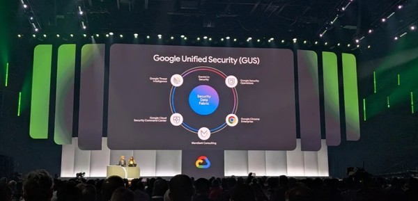 구글 클라우드 2025 행사에서 통합 보안 플랫폼을 발표하고 있다. (사진=퓨처)