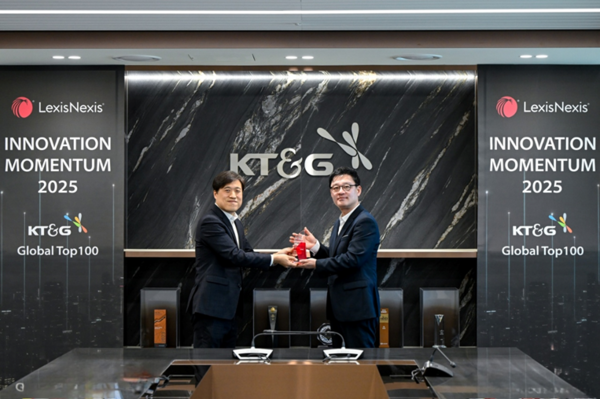 KT&G가 지난 4일 글로벌 지식재산권 솔루션 기업인 ‘렉시스넥시스(Lexis Nexis)’가 꼽은 ‘글로벌 100대 혁신기업’에 3년 연속 선정됐다. 사진은 시상식에 참석한 한정호 KT&G NGP개발센터장(오른쪽)과 안형진 렉시스넥시스 한국영업대표(왼쪽)가 기념사진을 촬영하는 모습.(사진:KT&G)