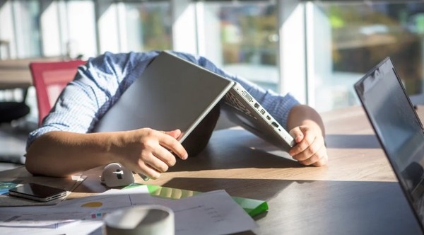 윈도우10 업그레이드 패치 과정에선 '오류 아닌 오류'로 인해 사용자들이 힘들어 하고 있다. (사진=셔터스톡)