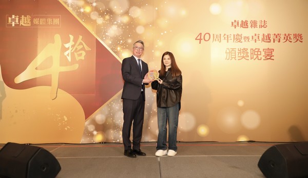 탁월미디어그룹 서방호 대표(왼쪽)가 HOII 대표에게 감사패를 수여했다.