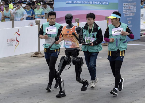 중국 베이징에서 열린 휴머노이드 로봇 하프마라톤 대회에서 우승을 차지한 티앙궁 울트라.(사진:블룸버그, 게티 이미지)