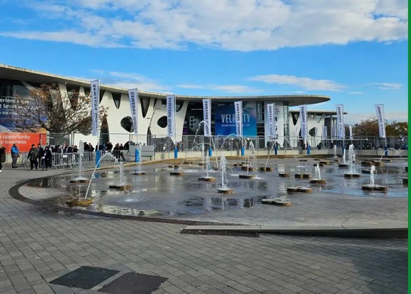 첨단 모바일 통신 기술이 선보인 'MWC 2024' 전시장 전경. (사진=테크크런치)