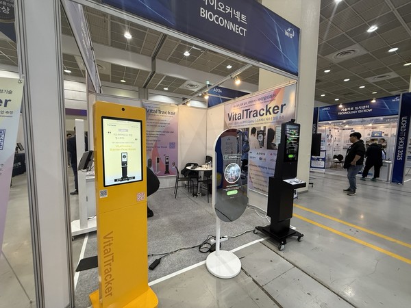 바이오커넥트 부스 모습. 바이오커넥트는 별도의 웨어러블 기기 없이, 카메라를 통해 사람의 얼굴 영상을 촬영해 심박수, 호흡수, 스트레스 지수 등 생체 신호를 측정하는 '바이탈트래커(VitalTracker)'를 전시했다.(사진:애플경제)