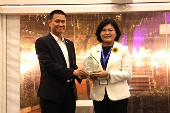 장리산 윈린 지사가 스페인에서 세계 Top 7 스마트 시티 트로피를 수상하고 있다. [사진: 윈린현 정부]
