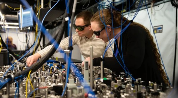 퀀티넘 기술진이 H 시리즈 포획 이온 양자 컴퓨터 개발에 몰입하고 있다. (출처=퀀티넘)