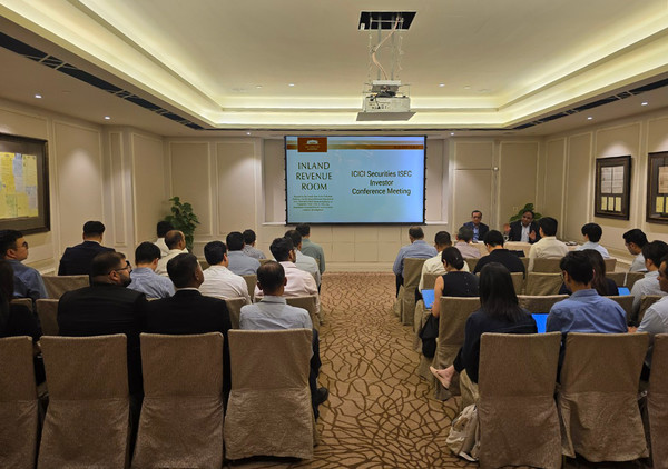 6일 싱가포르 풀러턴호텔에서 열린 인도기업 IR 컨퍼런스에서 관계자들이 인도 증시 전망에 대해 듣고 있다.(사진:NH투자증권)