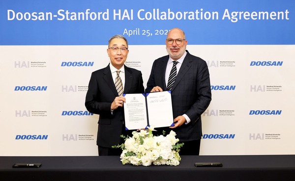 지난 4월 25일 동대문 두산타워에서 열린 산학협력 협약식에서 박지원 두산그룹 부회장(왼쪽)과 제임스 랜데이 스탠포드 대학 HAI 연구소 공동연구소장(오른쪽)이 기념사진을 촬영하고 있다.(사진:두산)
