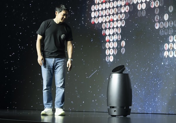 최성환 SK네트웍스 사업총괄 사장 겸 나무엑스 EA(경영자문)가 지난달 23일 웰니스 로봇을 시연하는 모습(사진:SK네트웍스)