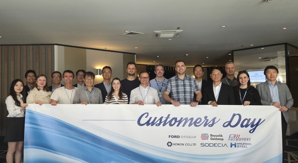 현대제철 및 글로벌 고객사 임직원들이 Customers Day 행사에서 단체로 기념촬영을 하고 있다.(사진:현대제철)
