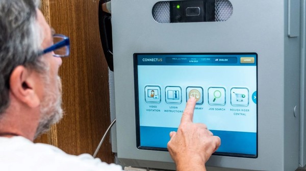 디지털 화면을 통해 수감생활 편의를 누리는 수감자 모습. (출처=엑시오스)