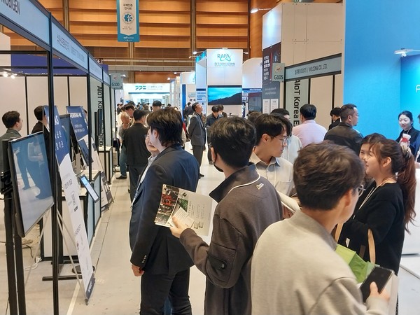 'AIoT 2024'를 둘러보는 관람객들 모습으로 본문과 직접 관련은 없음. (사진:애플경제)