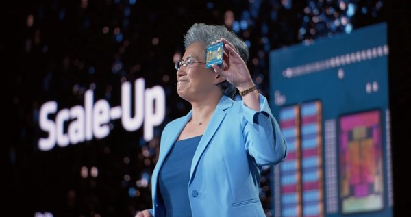 AMD의CEO가 '중국전용 칩'을 소개하고 있다. (사진=디지타임즈)