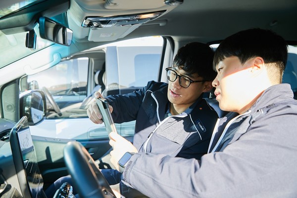 삼천리 직원이 스마트 기기를 이용한 모바일 현장지원 애플리케이션으로 안전관리 업무를 수행하고 있다(사진:삼천리)