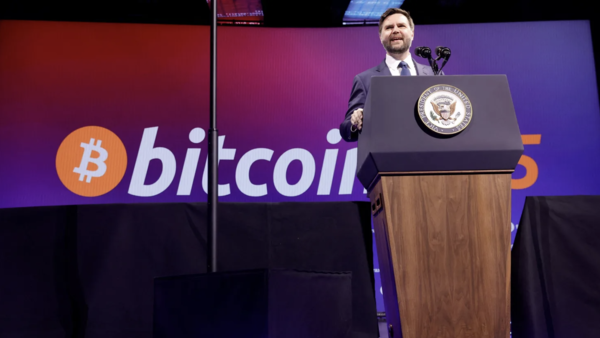 미국 라스베가스에서 열린 '비트코인 2025 컨퍼런스'에서 연설하는 미국 부통령 JD 밴스.(사진:로이터)