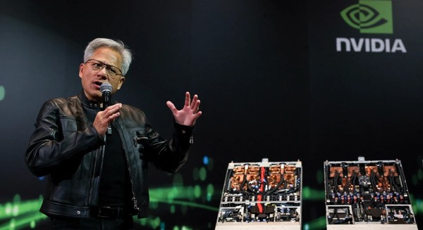 '컨퍼런스 콜' 무대에서 기조 연설 중인 엔비디아 CEO 젠슨 황. (출처=AFP)