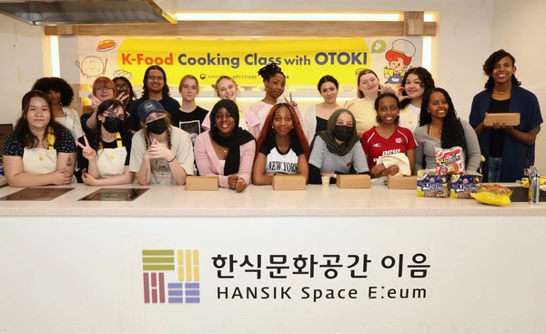 서울 종로구 한식문화공간 이음에서 오뚜기와 한식진흥원이 함께 진행한 ‘K-Food 쿠킹클래스’에 참가한 외국인들이 기념촬영을 하고 있다.(사진:오뚜기)