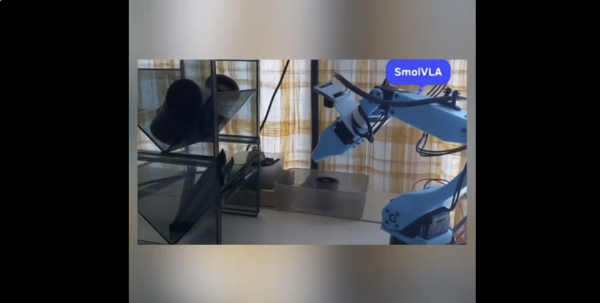 SmolVLA 기반으로 작동하는 로봇이 물체를 인식하고 집어드는 모습. 비동기 추론 구조 덕분에 판단과 행동을 동시에 수행할 수 있어, 보다 유연한 움직임이 가능해졌다.(사진:X(구 트위터))