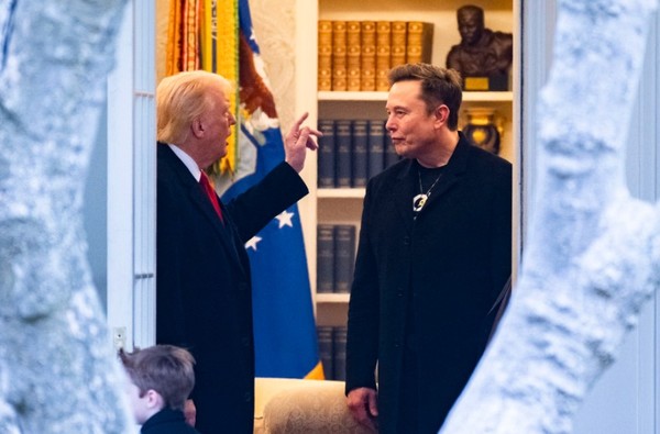 트럼프 미국 대통령과 일론 머스크 테슬라 CEO가 긴밀하게 대화를 나누고 있다. (사진=AFP, WSj, 게티이미지)