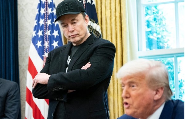 머스크가 트럼프 대통령의 기자회견 모습을 지켜보고 있다. (사진=뉴욕타임스)