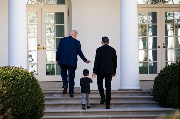 트럼프 대통령(왼쪽)과 자신의 아들을 대동한 머스크가 함께 백악관에 들어서며 뒷모습을 보이고 있다. (사진=뉴욕타임스)