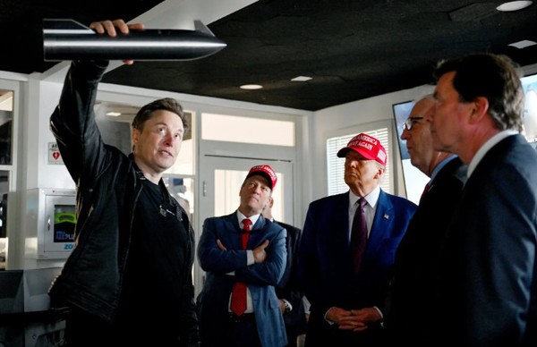 트럼프 대통령(오른쪽에서 두번째)에게 일론 머스크가 스페이스X의 우주계획을 설명하고 있다. (사진=뉴욕타임스)