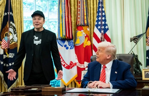 머스크가 트럼프 대통령과 함께 기자회견을 하고 있다. (사진=뉴욕타임스)