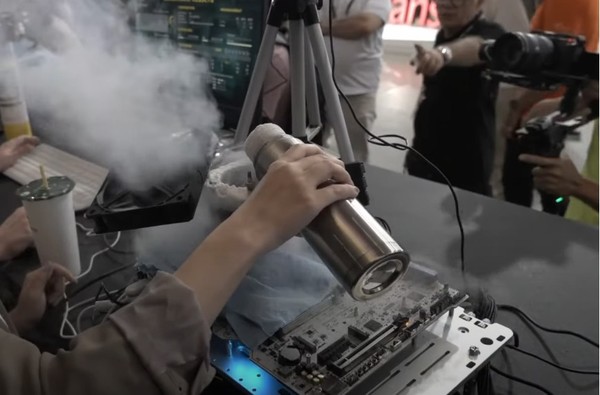 '컴퓨텍스 2025'에서 인텔 엔지니어들이 액체 질소 냉각시스템과 고전압으로 오버클럭 신기록을 구현하고 있다. (출처=인텔)