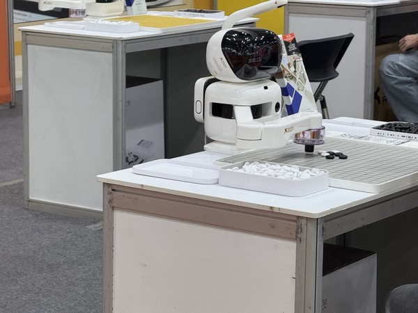 ‘2025 디지털 유통·물류 대전(STK 2025)’에서 AI 로봇이 사람과 오목을 두고 있다.(사진:애플경제)