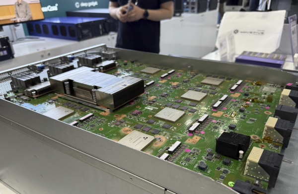 '2025 월드IT쇼'에 참가한 기업이 전시한 반도체 기판 모습.(사진:애플경제)