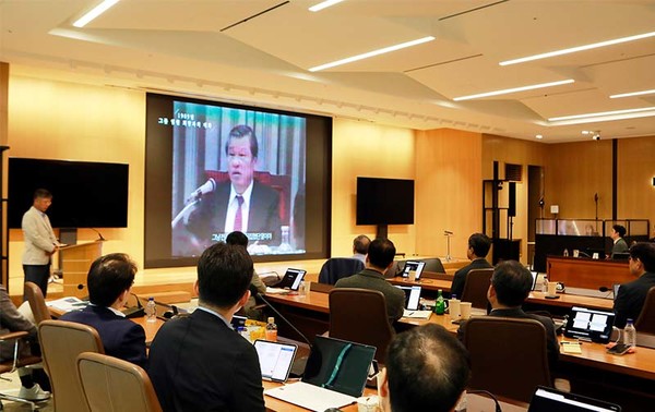 지난 13~14일 경기도 이천 SKMS 연구소에서 열린 경영전략회의에 최태원 SK그룹 회장과 최재원 수석부회장, 최창원 수펙스추구협의회 의장, 주요 계열사 CEO 등 20여 명이 참석해 미래 경영 전략을 논의하고 있다.(사진:SK그룹)