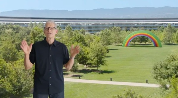  애플의 연례 기술행사 WWDC2025에서 제품을 소개하는 CEO 탬 쿡. (출처=애플 스크린샷)