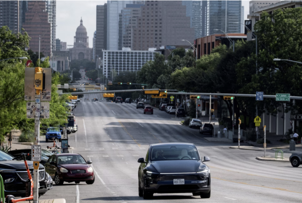 테슬라 로보택시가 미국 텍사스주 오스틴의 사우스 콩그레스 애비뉴를 따라 주행하는 모습.(사진:로이터)